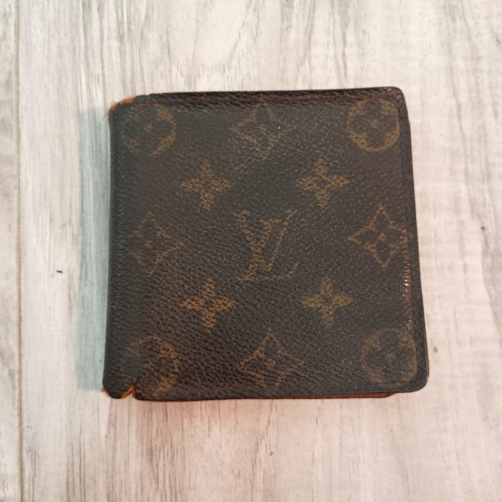 Louis Vuitton Men’s Monogram Billfold Wallet